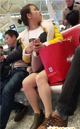 4k超清，高铁站候车室拍摄美腿气质美眉