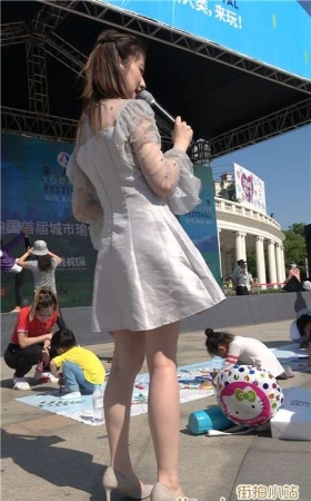 4K 白色连衣裙街拍高跟鞋性感美女主持 [1.64 GB]