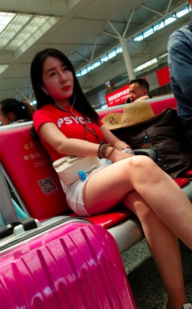 红色T恤白色短裤街拍美女