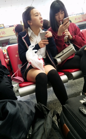 火车站候车的黑色高筒袜白皙美腿漂亮妹子
