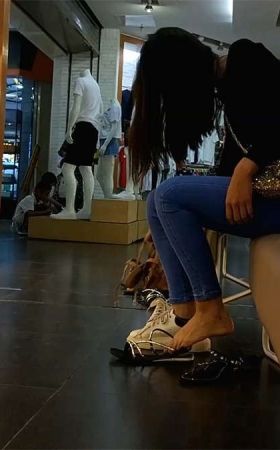 试鞋的牛仔裤漂亮的美女