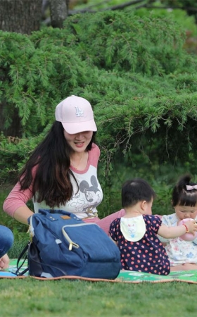 No1757 年轻少妇伸出一只秀美丝足