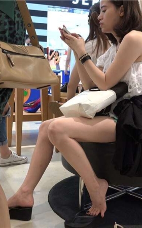 4K - 黑色松糕鞋成熟美妇 [1.85 GB/MP4]