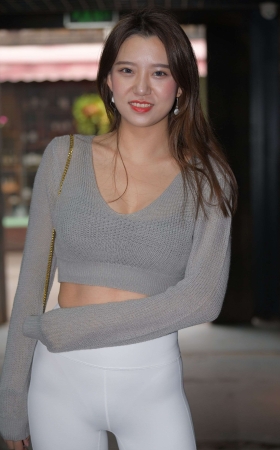 611白色紧身裤大长腿美女