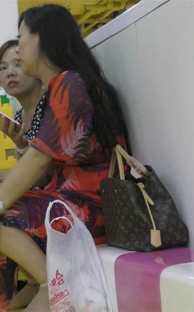 游乐场里的气质辣妈穿着短肉丝的美足很有范