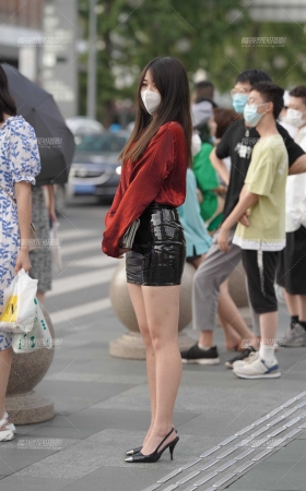 皮裙小美眉 [26P]