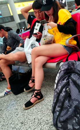 等候列车的脱丝美女