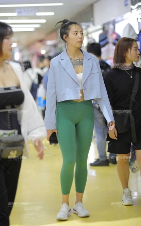 逛地下街买衣服的紧身裤小姐姐 [24P]