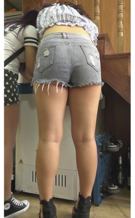 丰满的灰色牛仔露腰美女