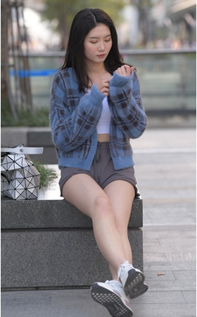（视频）灰色热裤长腿美女