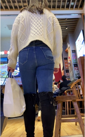 黑靴牛仔美女
