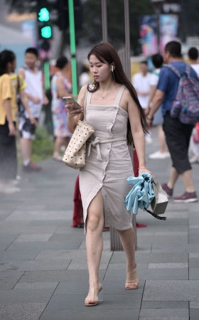 包屯裙美女