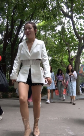 4K - 街拍气质美腿姐姐 [753 MB/MP4]