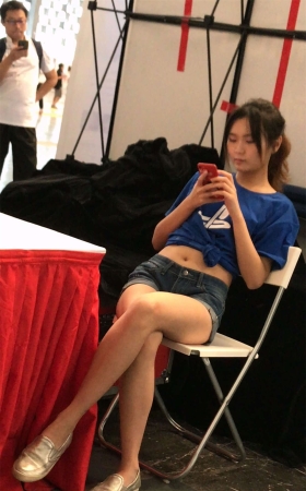 超短牛仔热裤街拍蓝色T恤露脐小清新美女