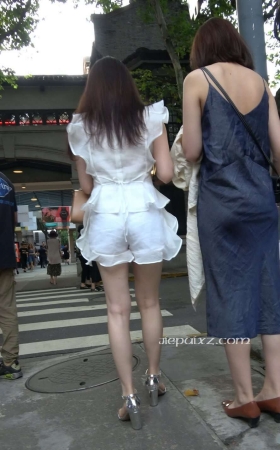 4K - 性感白皙美腿街拍连衣裙高跟美女 [2.09 GB/MP4]