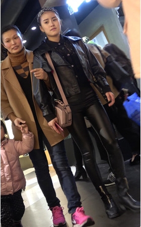 漂亮的紧身皮裤女孩