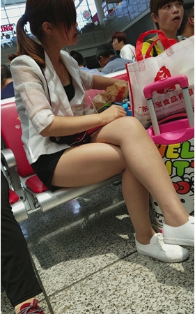 候车室听歌的眼镜妇女