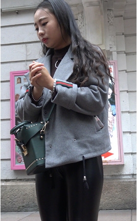 漂亮的黑色皮裤美女