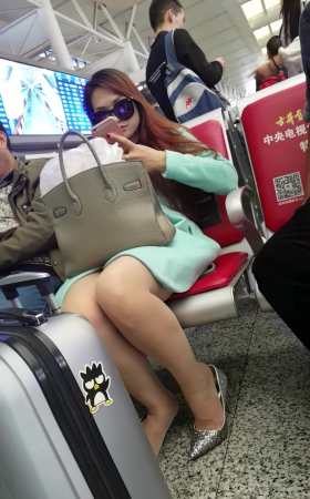 高铁站候车的绿色连衣裙肉色丝袜银色高跟墨镜妹子