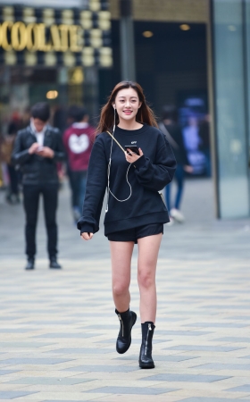 活力四舍的甜美小姐姐
