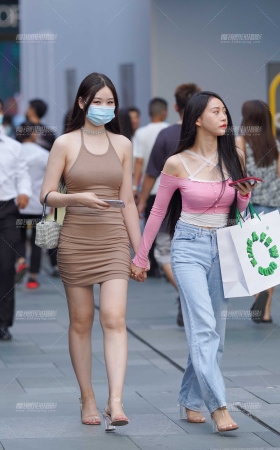 白皙短裙美眉 [17P]