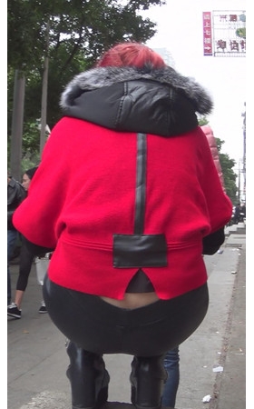 红衣皮裤妹子