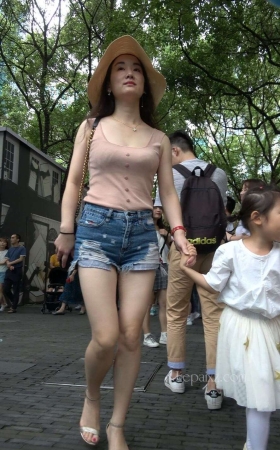 4K - 火辣身材时尚美女辣妈 [1.64 GB/MP4]