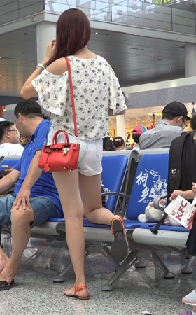 妖精般迷人的女孩，细长脚趾张张合合地撩拨你