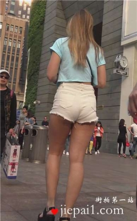 超美苹果臀热裤外国姐妹花，你拍我我拍你不亦乐乎。