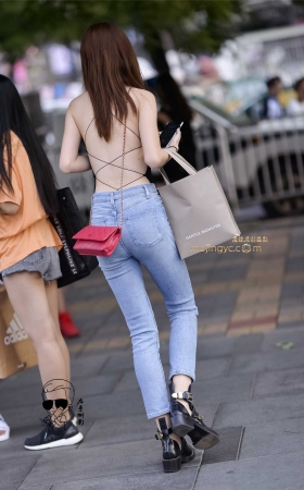露美背性感迷人 [18P]