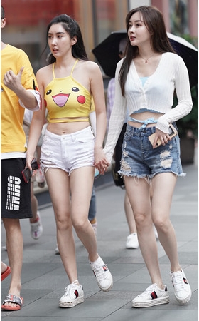 皮卡丘长发热裤小姐姐(40P)