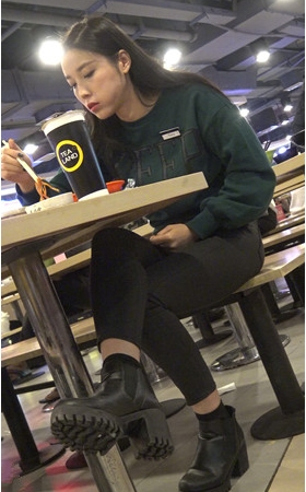 漂亮的黑牛美女