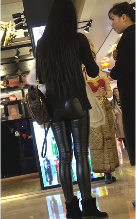长发齐腰的皮裤美女