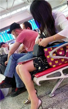 4k超清，美腿高跟鞋小姐姐翻找车票？
