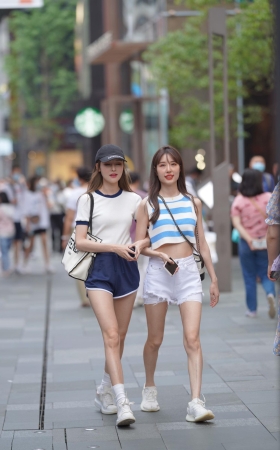 热裤美眉