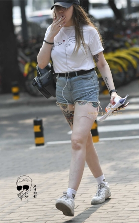 美女热裤突显大美臀 [19P]
