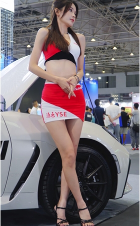 红色包臀裙美女