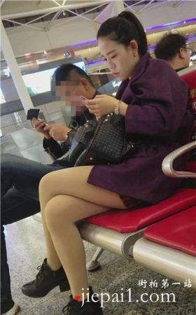 4k-车站候车室拍摄一大嘴美女，长腿加肉色丝袜。