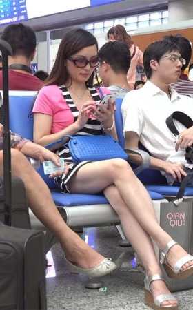 墨镜美女的长腿玉足，这脚不错
