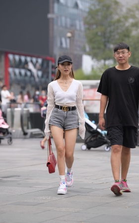 热裤美腿小姐姐