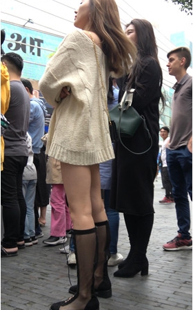 白衣黄发小姐姐