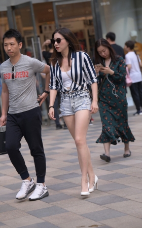 漂亮的热裤美女