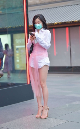 白色衬衫裙粉纱