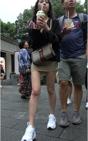 喝奶茶的包臀裙美女
