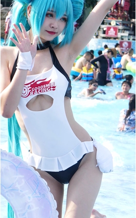 蓝发cos女孩