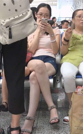 候车室街拍带着眼镜的美女