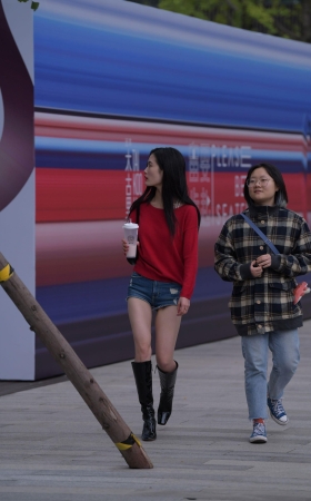 红衣黑靴热裤妹子