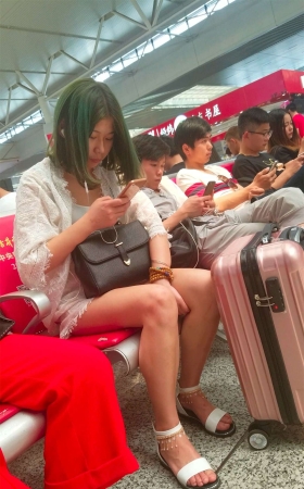 头发染的很个性哦