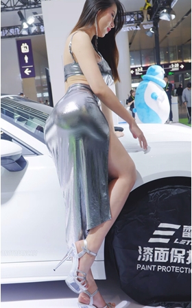 银裙车模小姐姐