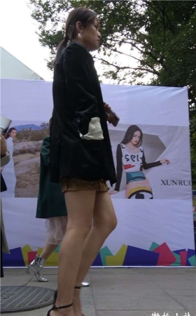 4K - 金色短裙街拍美腿高跟鞋美女姐姐 [1.00 GB/MP4]